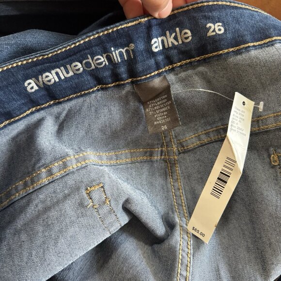 NEW Avenue Women’s Ankle Jeans Blue Plus Sz 26 High Rise Floral Embroidered - Picture 4 of 13